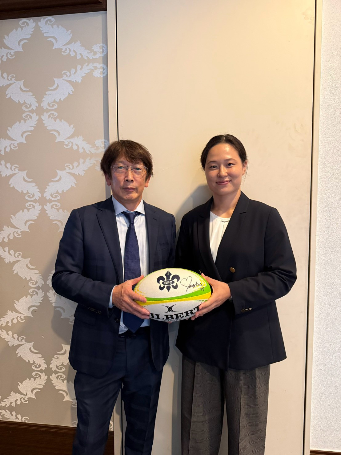 長田いろは選手とわたなべ歯科クリニックの渡邉社長の記念写真