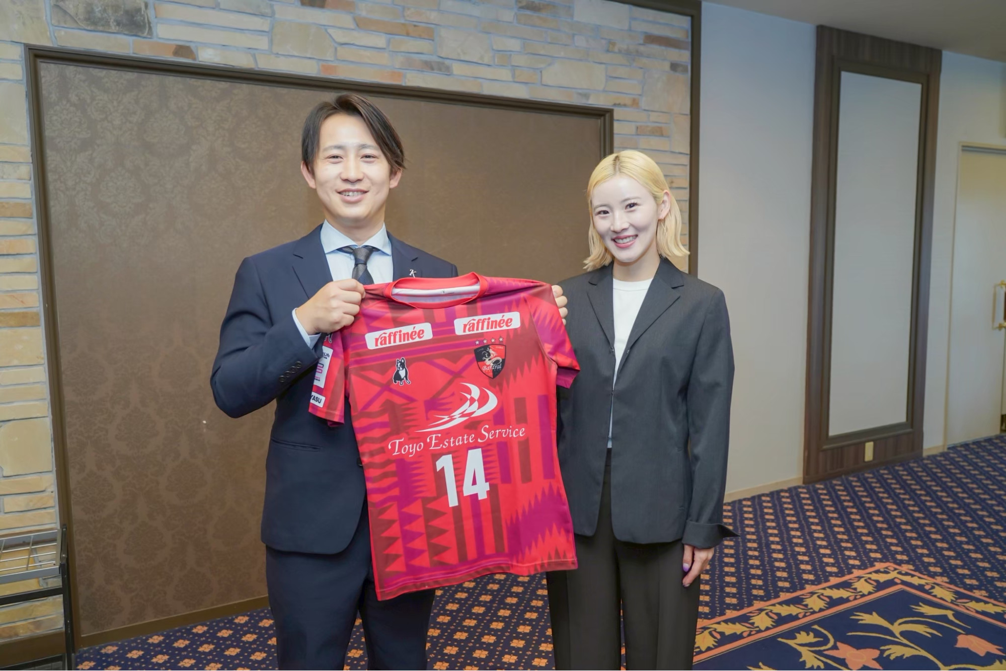 松本直美選手がスポンサー企業の経営計画発表会に参加した際の記念写真